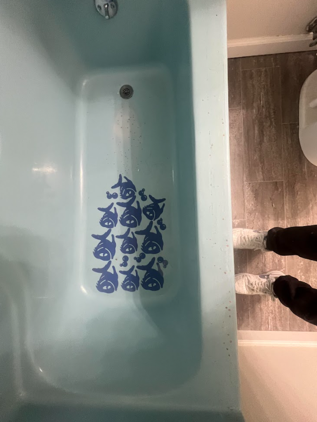 Reglazed tub with design